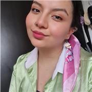 Profesora de costura imparte clases a niños de todas las edades